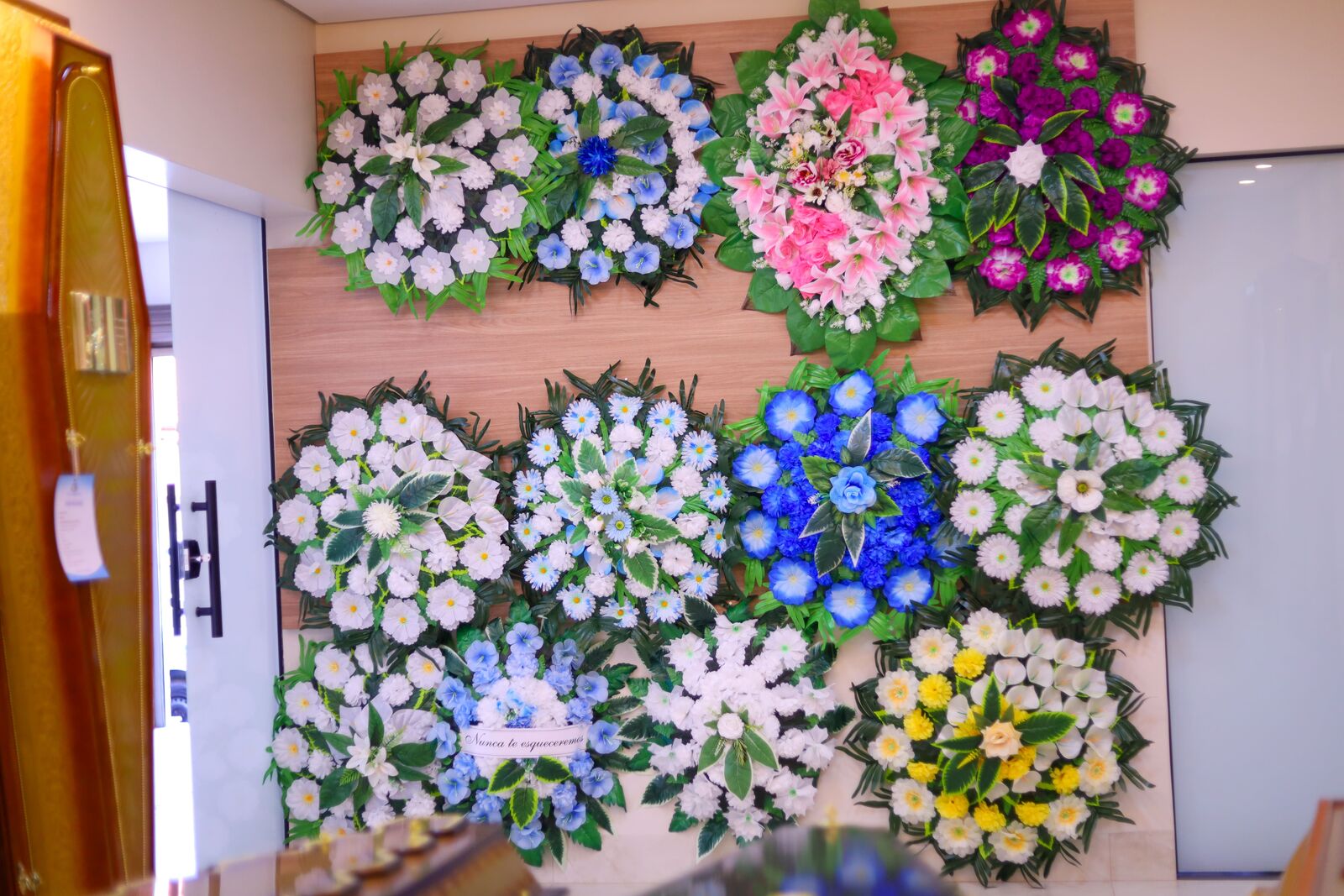 Painel com coroas de flores para ornamentação do velório