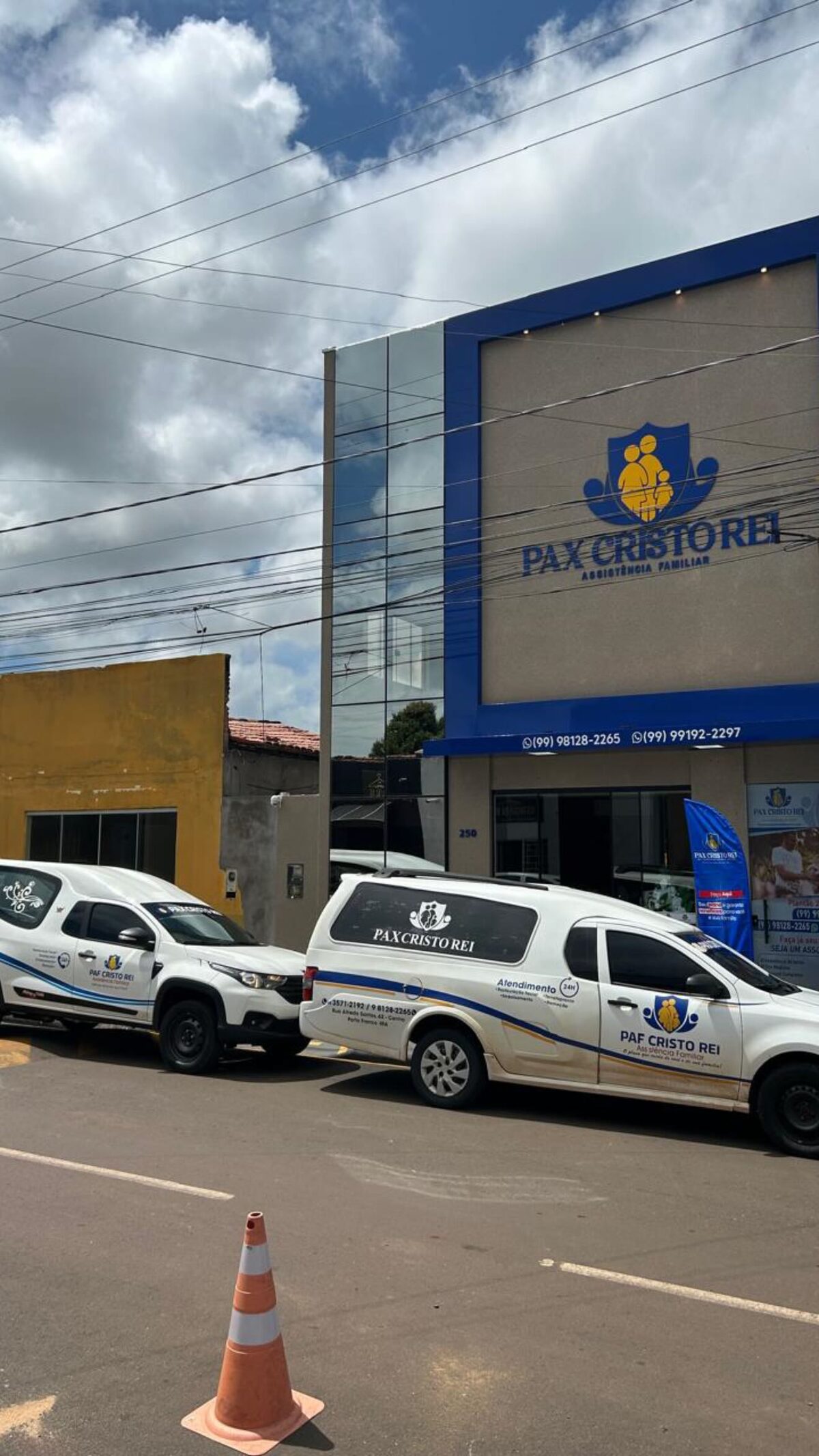 Sede da Pax Cristo Rei em Porto Franco, com os veículos de remoção da equipe