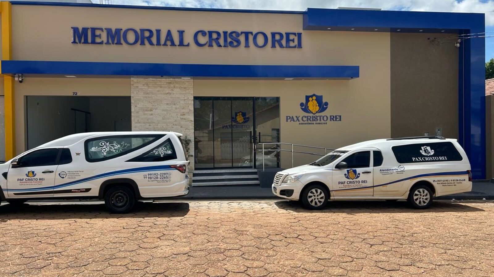 Fachada do Memorial Cristo Rei com os dois veículos de remoção prontos para sair